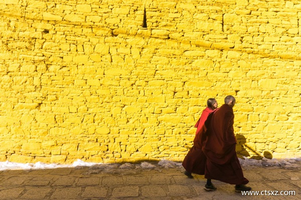 行走的僧人